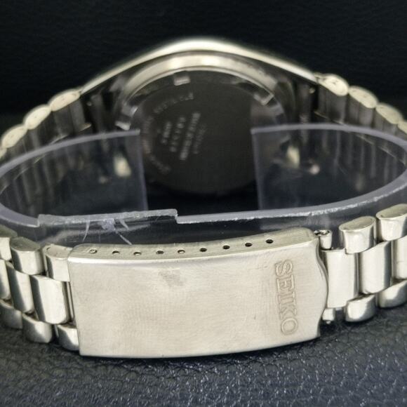 Seiko Red Dial Diver's Watch - Picture 2 of 10